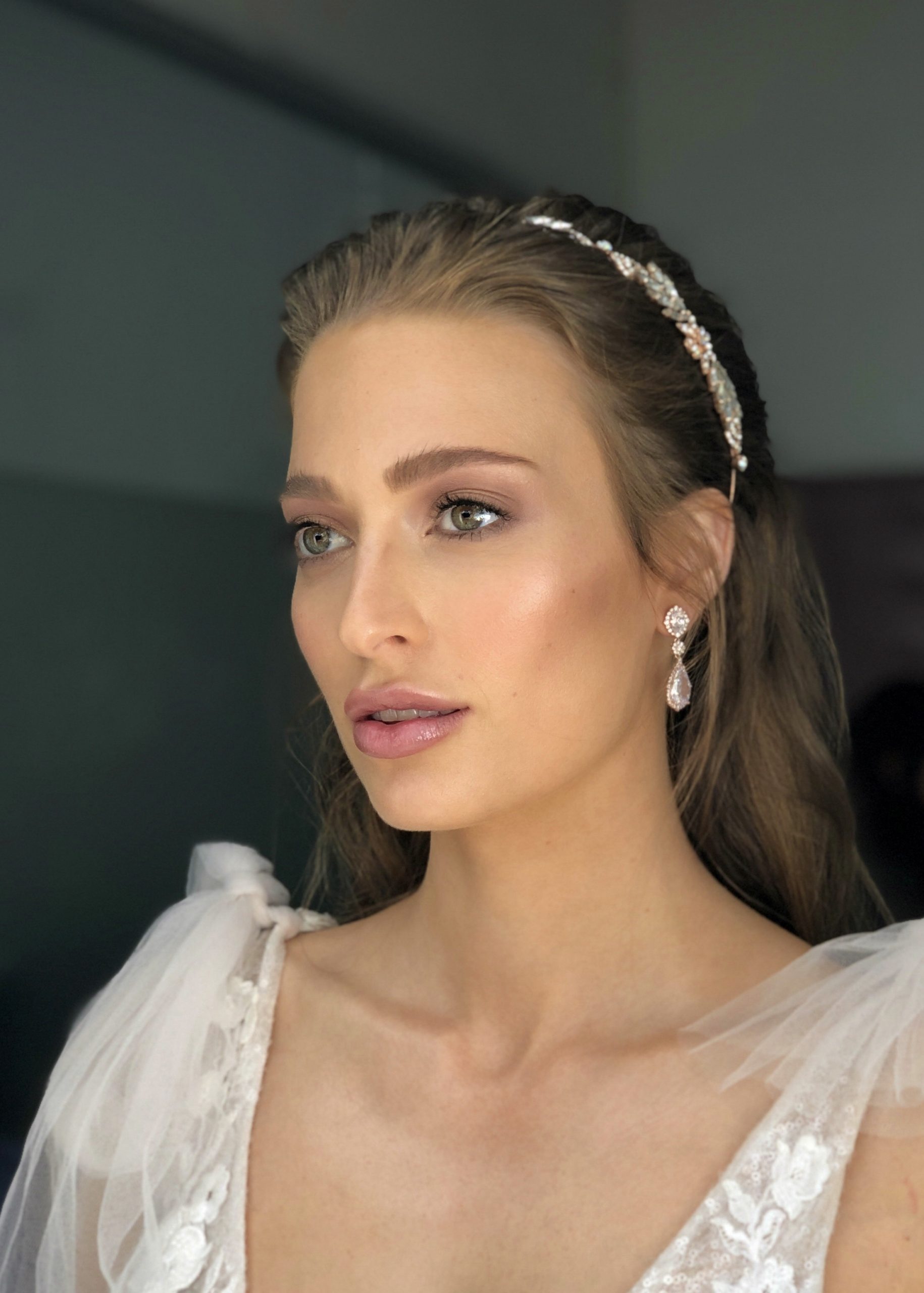 natural and glowing wedding makeup